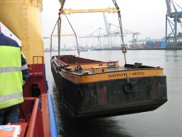 20090213_lifting_river_barge